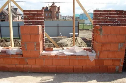 Будівництво будинку з керамічної цегли поризованного (цегли) Будівництво будинку з керамічної цегли поризованного