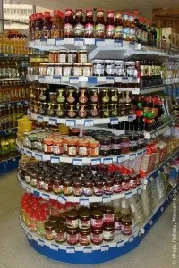 Супермаркет - глобус, центровий хлопець