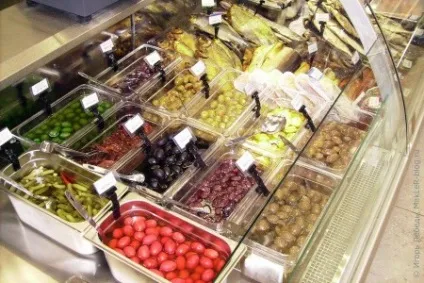 Супермаркет - глобус, центровий хлопець