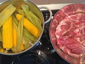 Свинячий стейк з картоплею і овочами для справжніх чоловіків (чоловіча їжа) Свинячий стейк з картоплею і овочами для справжніх чоловіків