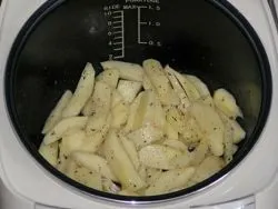 Тушкована картопля в мультиварці