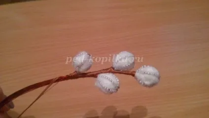 Гілочка верби з бісеру