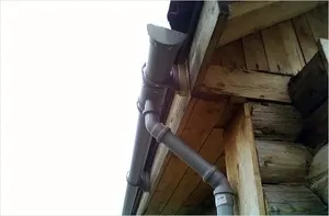 Водостік своїми руками з каналізаційної труби особливості і способи споруди (труби) Водостік своїми руками з каналізаційної труби особливості та способи спорудження