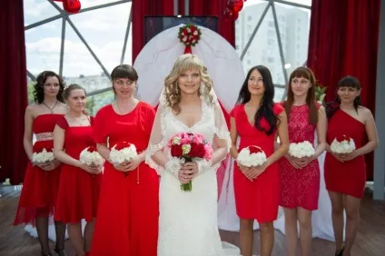 Яскрава червона весілля в червоному кольорі (червоному) Яскрава червона весілля в червоному кольорі