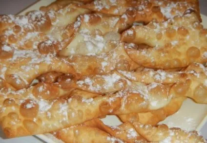 Хворост тонкий хрусткий (з горілкою і без) рецепти з фото (хмиз тонкий хрусткий рецепт без горілки) Хворост тонкий хрусткий (з горілкою і без) рецепти з фото