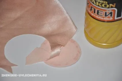 Заколка-капелюшок своїми руками з картонної втулки і тканини (прозорий універсальний клей) Заколка-капелюшок своїми руками з картонної втулки і тканини