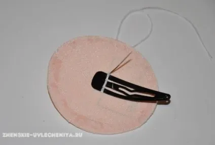 Заколка-капелюшок своїми руками з картонної втулки і тканини (прозорий універсальний клей) Заколка-капелюшок своїми руками з картонної втулки і тканини
