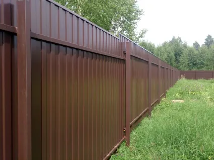 Огорожа з профнастилу (профлиста) як побудувати паркан, який профнастил вибрати (профлиста) Огорожа з профнастилу (профлиста) як побудувати паркан, який профнастил вибрати