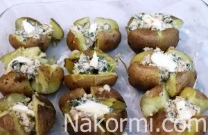 Запечений в мундирі картопля з сиром, сметаною і часником