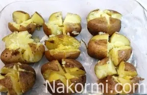 Запечений в мундирі картопля з сиром, сметаною і часником