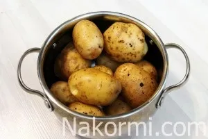 Запечений в мундирі картопля з сиром, сметаною і часником