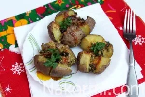Запечений в мундирі картопля з сиром, сметаною і часником