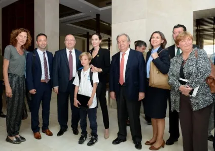 Анджеліна Джолі займається благодійністю разом з дітьми (дітьми) Анджеліна Джолі займається благодійністю разом з дітьми