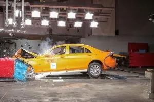 Безкаркасні автокрісла для дітей
