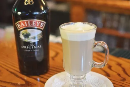 Айріш кава (irish coffe) - ірландський рецепт кави з віскі і збитими вершками (Айріш) Айріш кава (irish coffe) - ірландський рецепт кави з віскі і збитими вершками