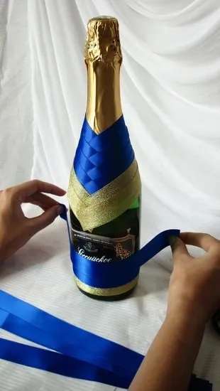 Пляшка шампанського, прикрашена цукерками, стрічками, як подарунок на 8 березня або на весілля, фото і (весілля) Пляшка шампанського, прикрашена цукерками, стрічками, як подарунок на 8 березня або на весілля, фото і