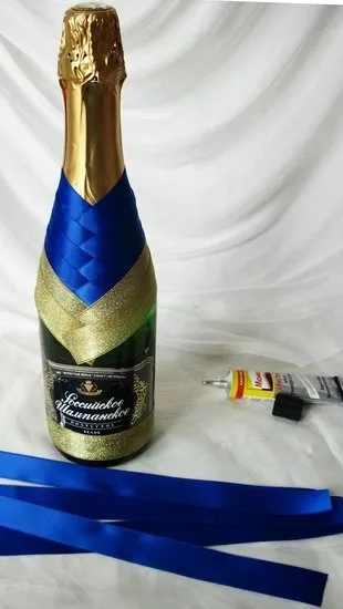 Пляшка шампанського, прикрашена цукерками, стрічками, як подарунок на 8 березня або на весілля, фото і (прикрашена) Пляшка шампанського, прикрашена цукерками, стрічками, як подарунок на 8 березня або на весілля, фото і