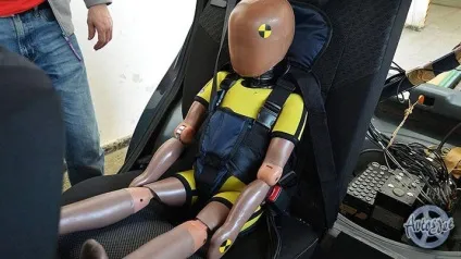 Дитяче бескаркасное автокрісло варто економити на безпеці (бескаркасное) Дитяче бескаркасное автокрісло варто економити на безпеці