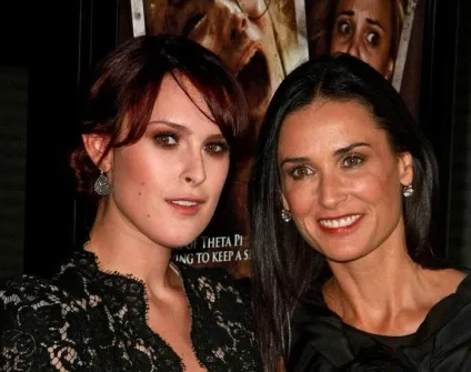 Діти зірок, які як дві краплі води схожі на своїх знаменитих батьків (води) Діти зірок, які як дві краплі води схожі на своїх знаменитих батьків