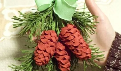 Еловая гілка з шишкою з гофрованого паперу (гофрованої) Еловая гілка з шишкою з гофрованого паперу