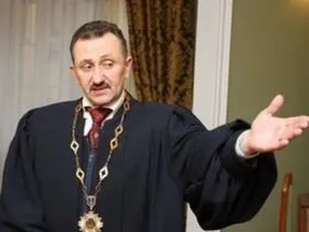 Чи беруть судді хабарі