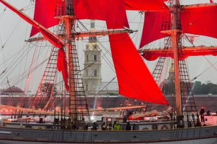 Бриг «tre kronor» піднімає червоні вітрила