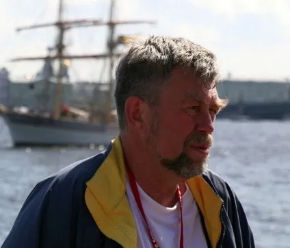 Бриг «tre kronor» піднімає червоні вітрила