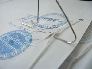Як правильно зшити документ нитками фото і відео покрокова інструкція (правильно) Як правильно зшити документ нитками фото і відео покрокова інструкція