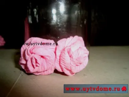 Паперові троянди на вазі або бронзова ваза з трояндами з паперу (ваза) Паперові троянди на вазі або бронзова ваза з трояндами з паперу