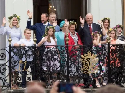 Як виглядають королівські сім'ї з 15 країн світу 2 (весела) Як виглядають королівські сім'ї з 15 країн світу 2
