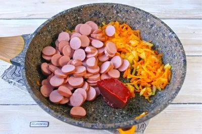 Капуста, тушкована з сосисками - покроковий рецепт з фото як приготувати