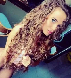 Кінестетика або як хлопці розводять дівчат (чоловік кладе руку на коліно дівчині) Кінестетика або як хлопці розводять дівчат