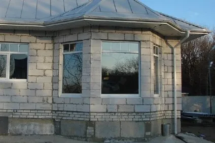Цегла або блок