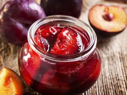Компот із слив рецепт з кісточками на зиму, варити з замороженої, фото, відео