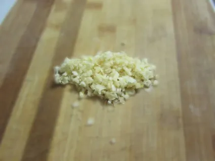 Ковбасами - домашній курячий рулет з цілої курки з шкірою (блюдо з курки будинку) Ковбасами - домашній курячий рулет з цілої курки з шкірою
