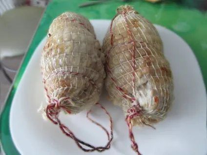 Ковбасами - домашній курячий рулет з цілої курки з шкірою (блюдо з курки будинку) Ковбасами - домашній курячий рулет з цілої курки з шкірою