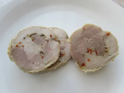 Ковбасами - домашній курячий рулет з цілої курки з шкірою (обвалювання курки) Ковбасами - домашній курячий рулет з цілої курки з шкірою
