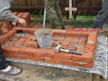 Красива шашличниця своїми руками на дачній ділянці