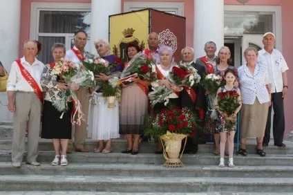 Через скільки років спільного життя відзначається діамантове весілля, що подарувати ювілярам і як
