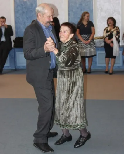 Через скільки років спільного життя відзначається діамантове весілля, що подарувати ювілярам і як