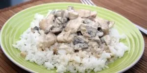 Курка з грибами в сметанному соусі, рецепти з фото (грибами) Курка з грибами в сметанному соусі, рецепти з фото