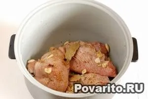 Курка тушкована в мультиварці polaris