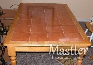 Кухонний стіл з плиткою