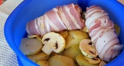 Курячі рулетики в беконі в духовці рецепти з фото крок за кроком