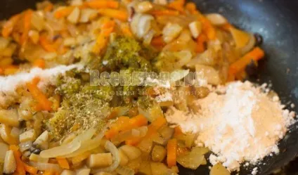 Курка обжареная з грибами в сметанному соусі, рецепт з покроковими фото, всі страви (соусі) Курка обжареная з грибами в сметанному соусі, рецепт з покроковими фото, всі страви