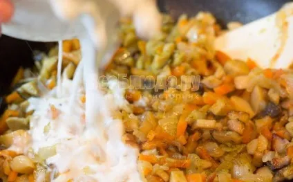 Курка обжареная з грибами в сметанному соусі, рецепт з покроковими фото, всі страви (рецепт) Курка обжареная з грибами в сметанному соусі, рецепт з покроковими фото, всі страви