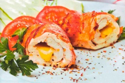 Курячі рулетики в беконі в духовці рецепти з фото крок за кроком