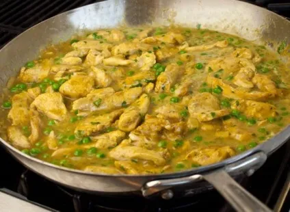 Шматочки курки в сметанному соусі - покроковий рецепт з фото на (кулінарія) Шматочки курки в сметанному соусі - покроковий рецепт з фото на