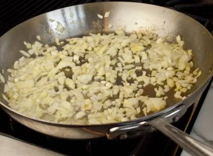 Шматочки курки в сметанному соусі - покроковий рецепт з фото на (соусі) Шматочки курки в сметанному соусі - покроковий рецепт з фото на