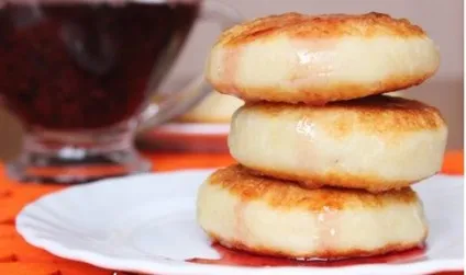 Легко і просто готуємо сирники, пишні, як у дитячому садку